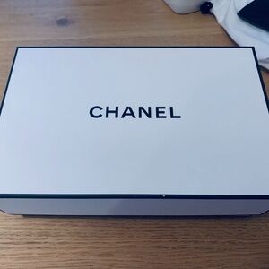 ♦️Chanel authentic medium size gift box